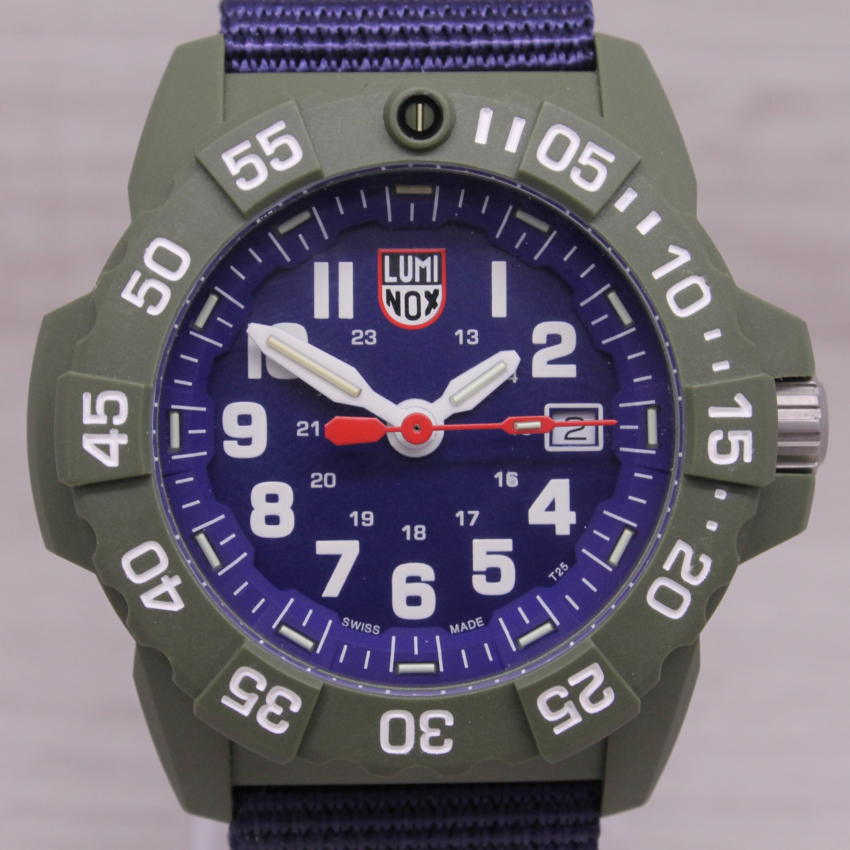 Dark Slate Gray Luminox Series 3500 Navy Seal Men’s Quartz Watch Carbon Fiber 1GBq XS.3503.ND