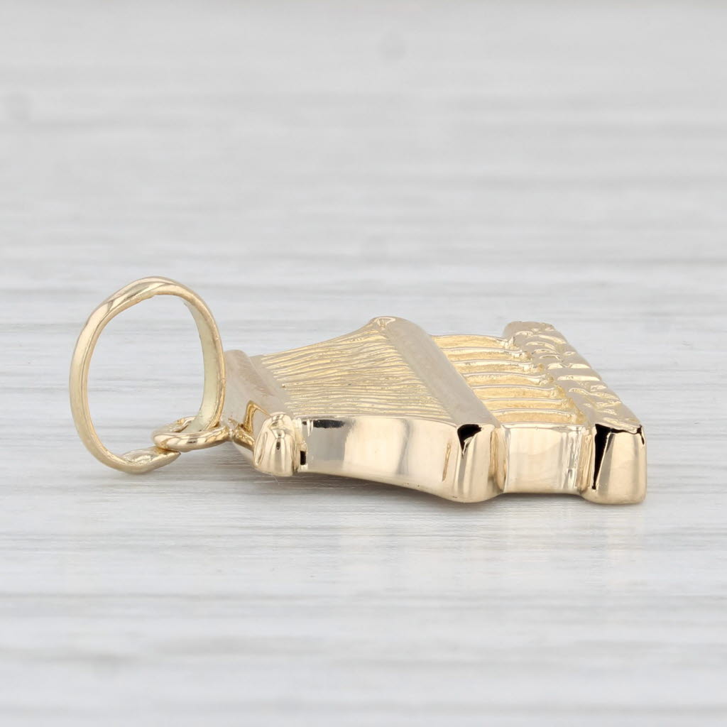Light Gray Tahiti Hut Charm 18k Yellow Gold Souvenir Pendant
