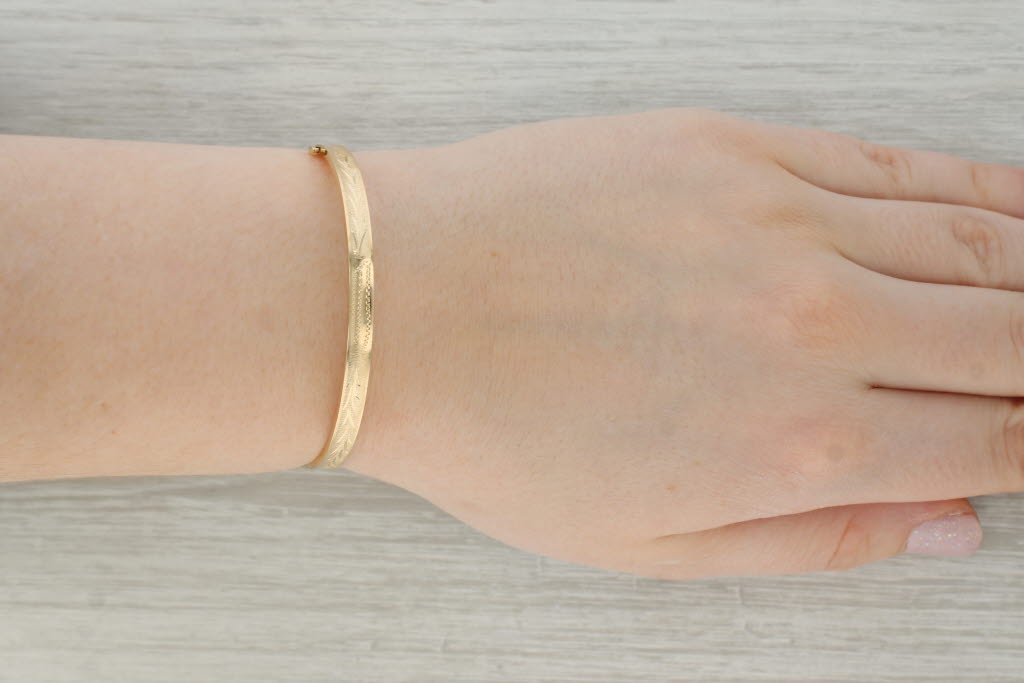 Dark Gray Floral Etched Bangle Bracelet 14k Yellow Gold Hinged 6.75" 4.5mm