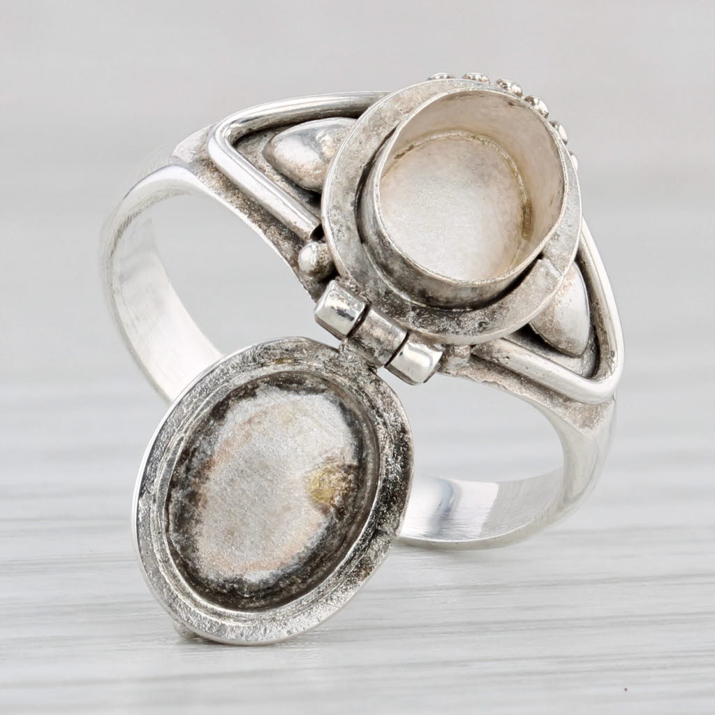 Light Gray Black Glass Cabochon Snuff Ring Sterling Silver Size 7.5 Opens