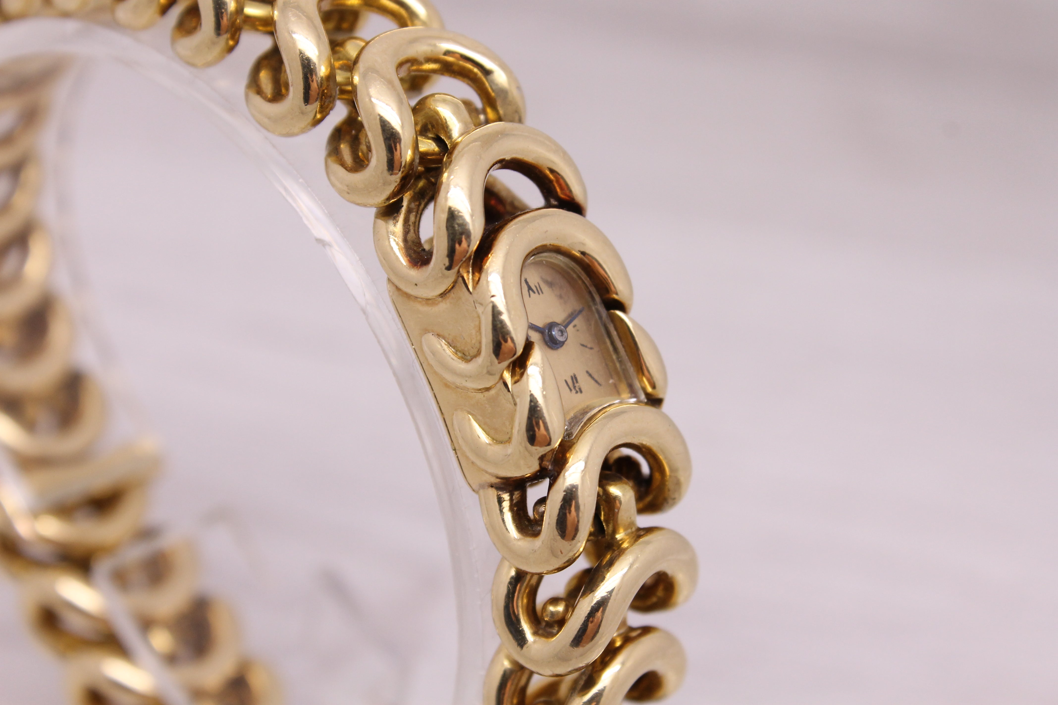 Gray Vintage c.1940's Van Cleef & Arpels VCA French 18k Gold Ladies Bracelet Watch