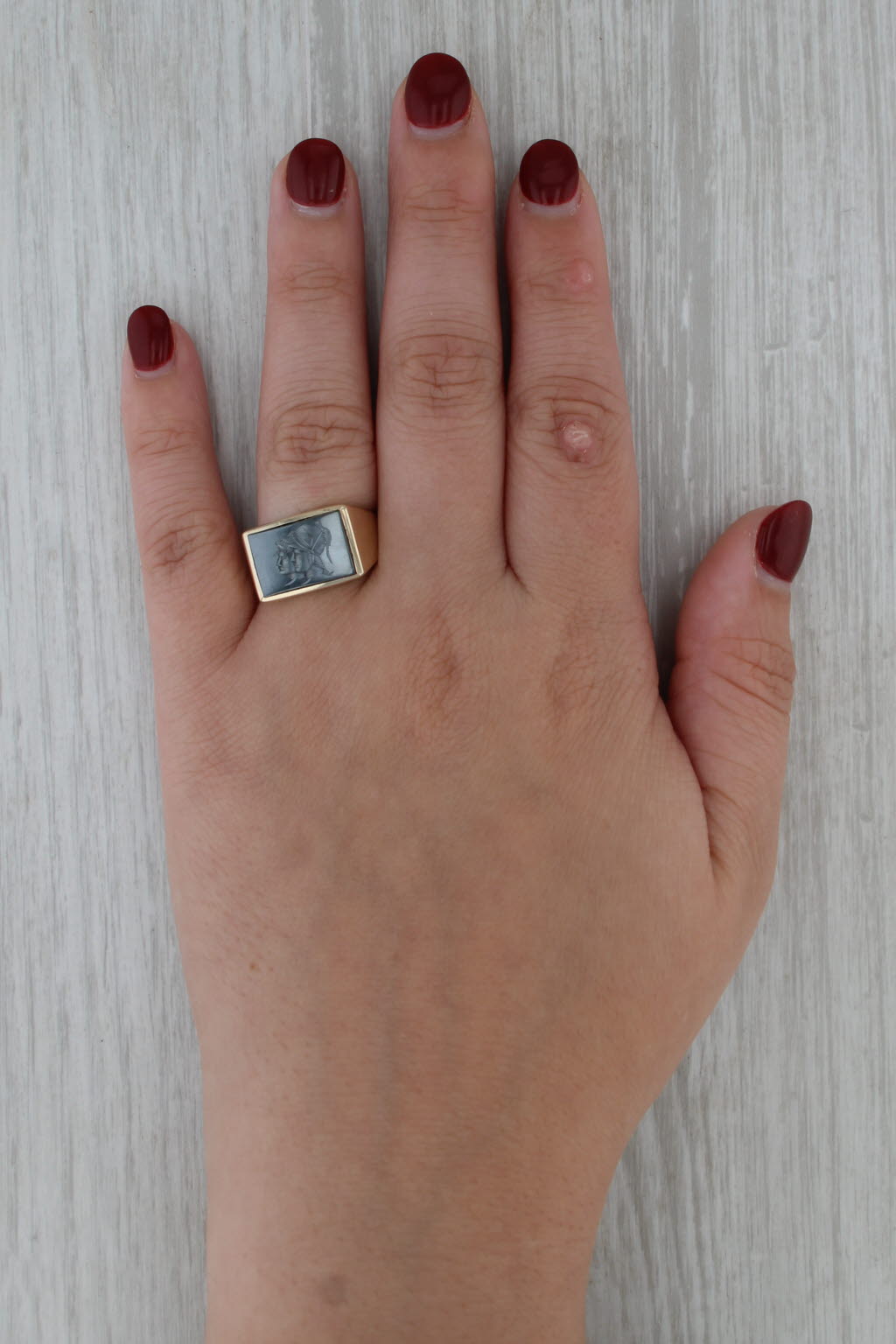 Vintage Hematite Carved Intaglio Ring 10k Yellow Gold Two Soldiers