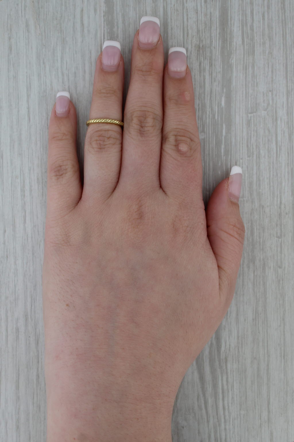 Hidalgo Etched Scalloped Band 18k Yellow Gold Size 4 Stackable Ring