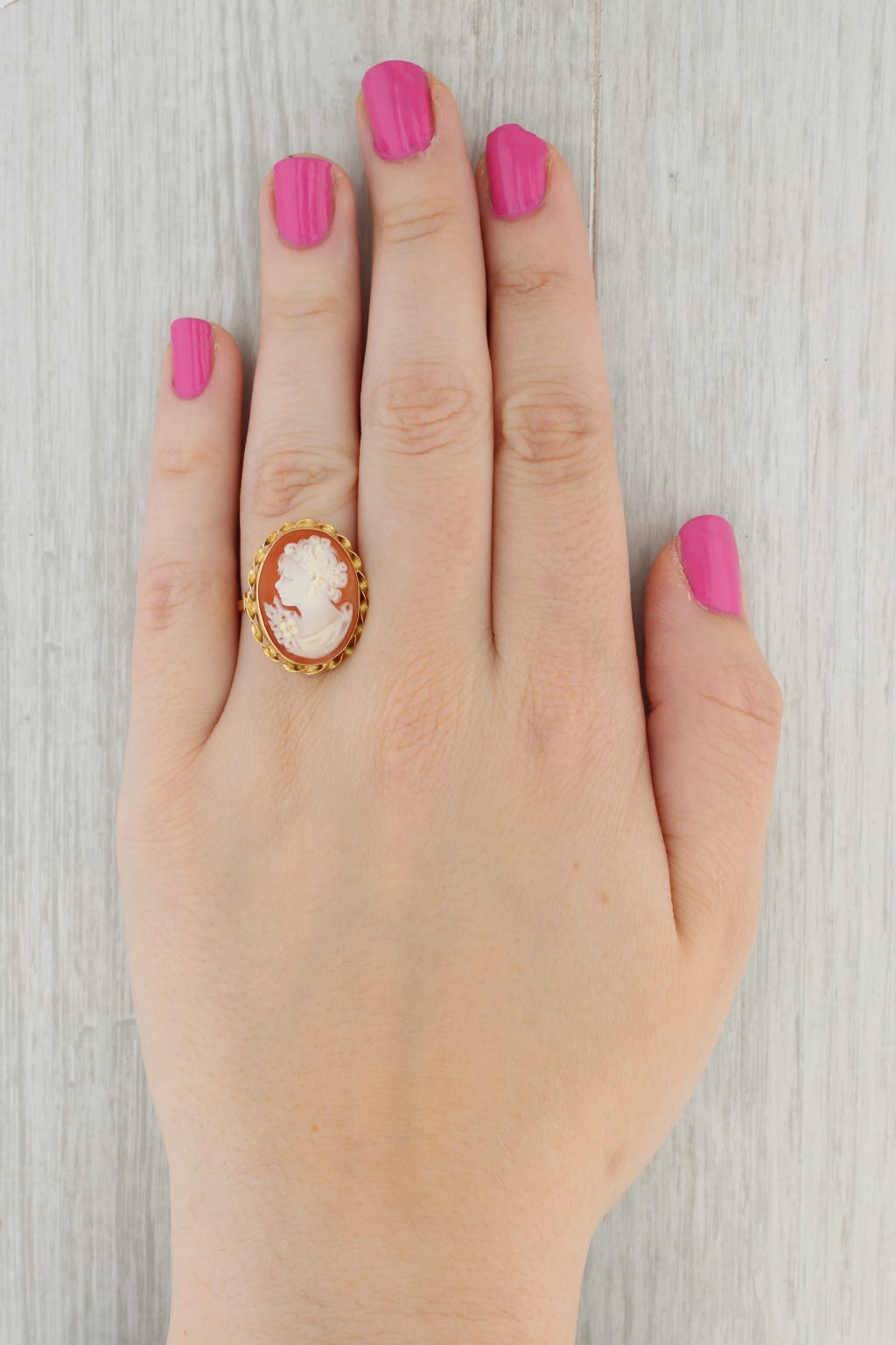Gray Vintage Figural Carved Shell Cameo Ring 18k Yellow Gold Size 8.25