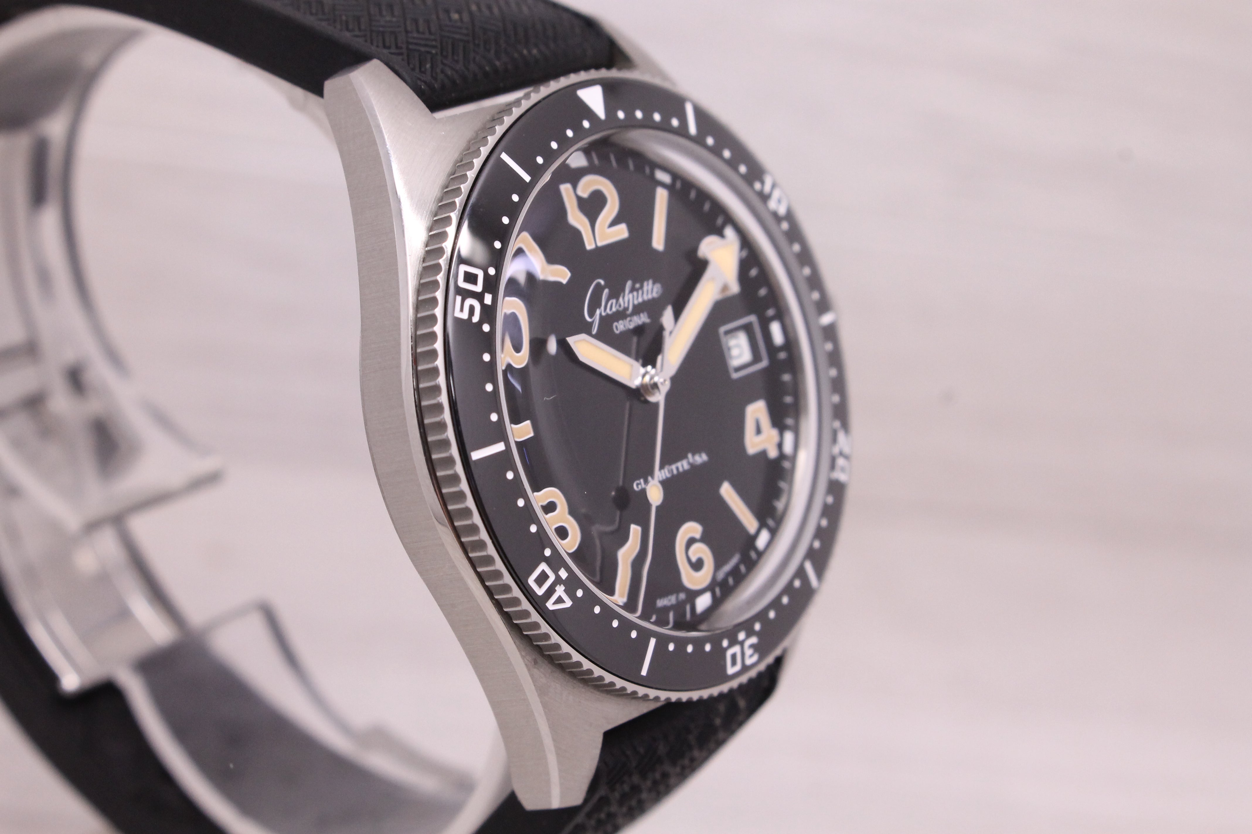 Gray Glashutte SeaQ Black Automatic Mens Divers Watch w/ Strap & Box 1-39-11-06-80-33