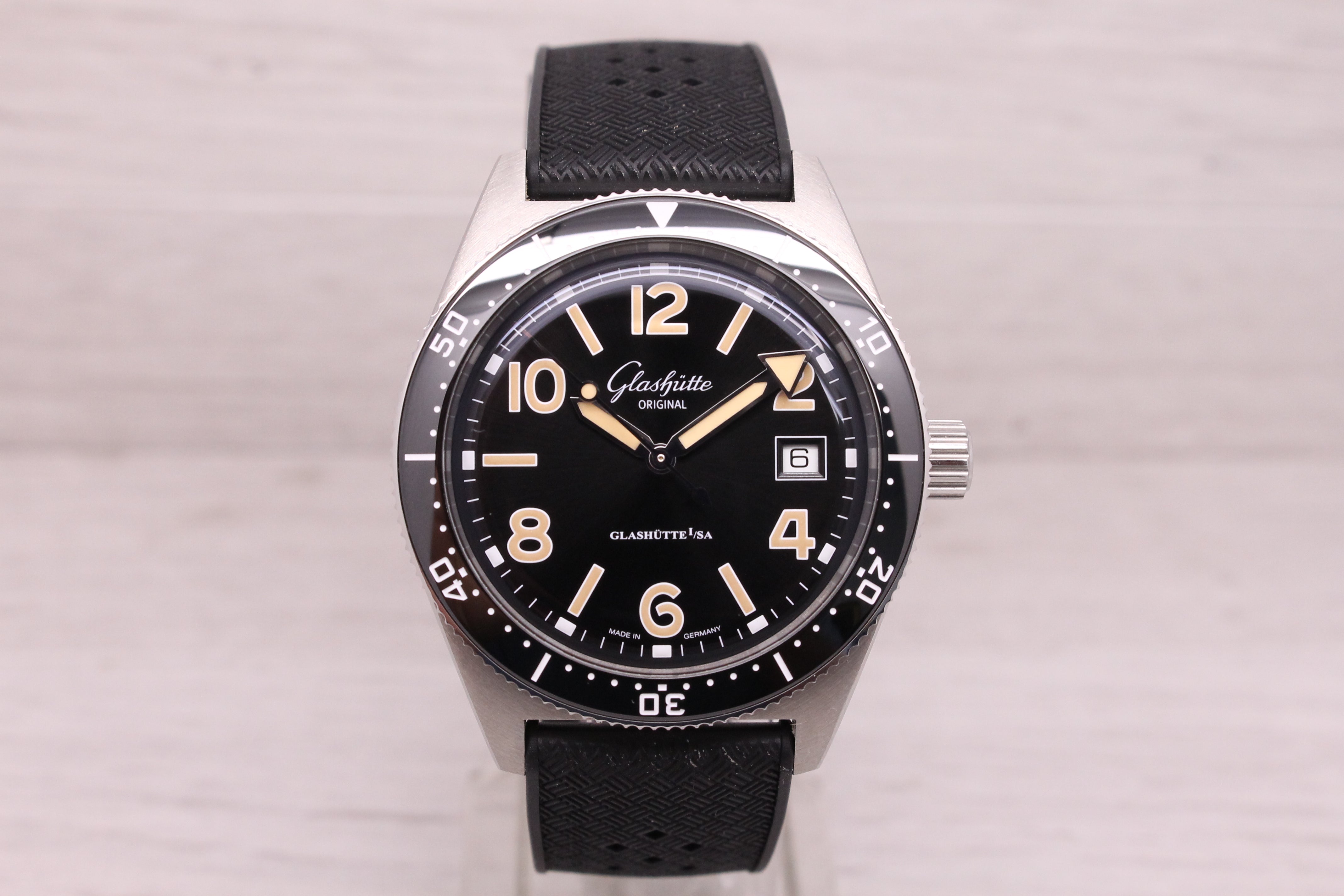 Light Gray Glashutte SeaQ Black Automatic Mens Divers Watch w/ Strap & Box 1-39-11-06-80-33