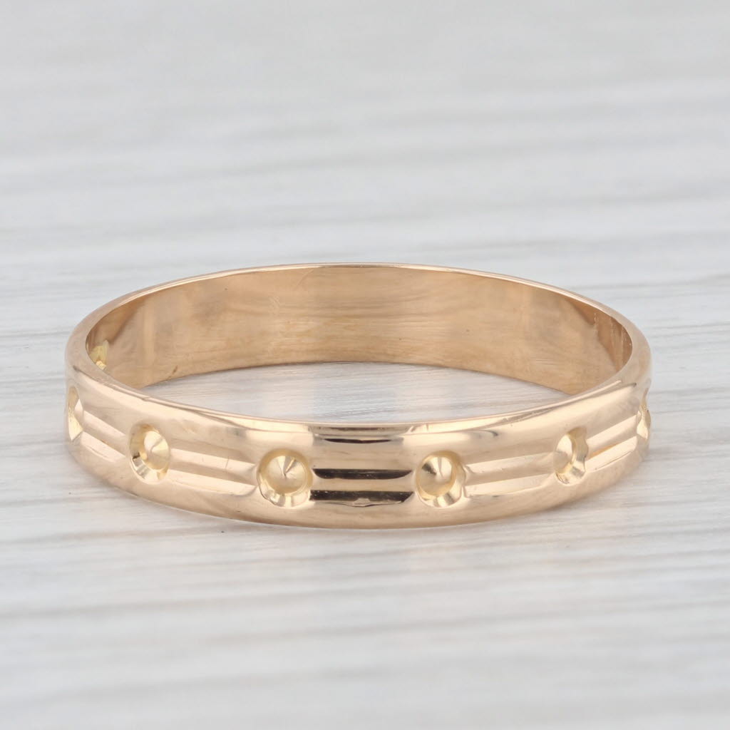 Light Gray Vintage 18K Yellow Gold Etched Pattern Wedding Band Size 8.25 Ring