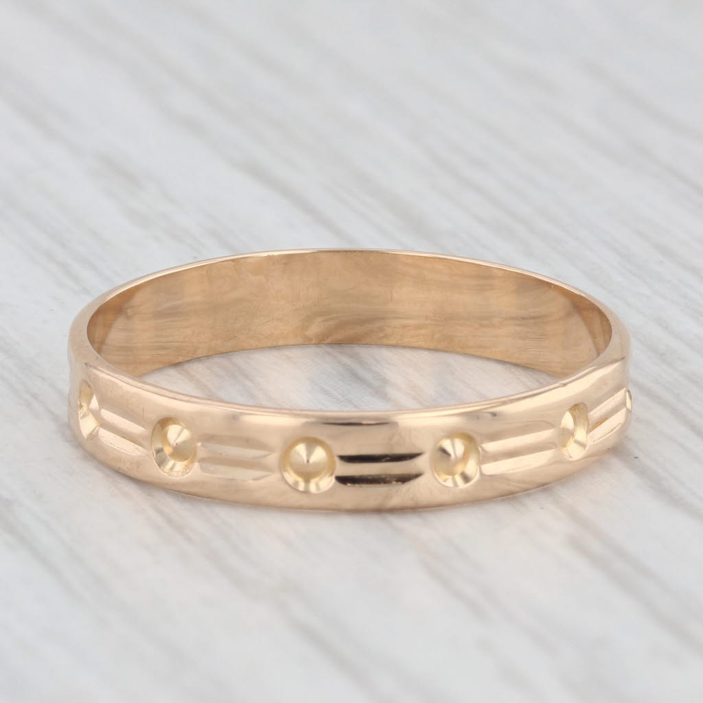 Light Gray Vintage 18K Yellow Gold Etched Pattern Wedding Band Size 8.25 Ring
