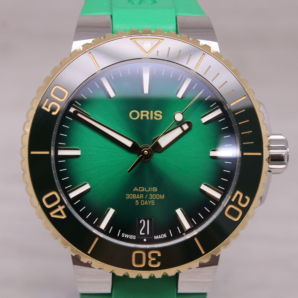 Oris Aquis Date Green Mens 41.5mm Steel Automatic Divers Watch Box Card cal.400