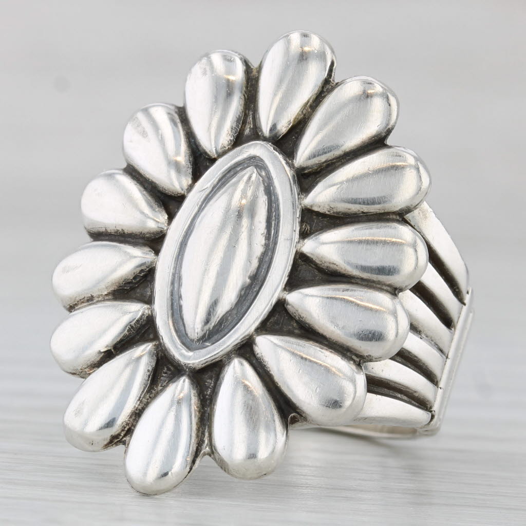 Light Gray Vintage Thomas Jim Navajo Native American Flower Ring Sterling Silver Size 12.5