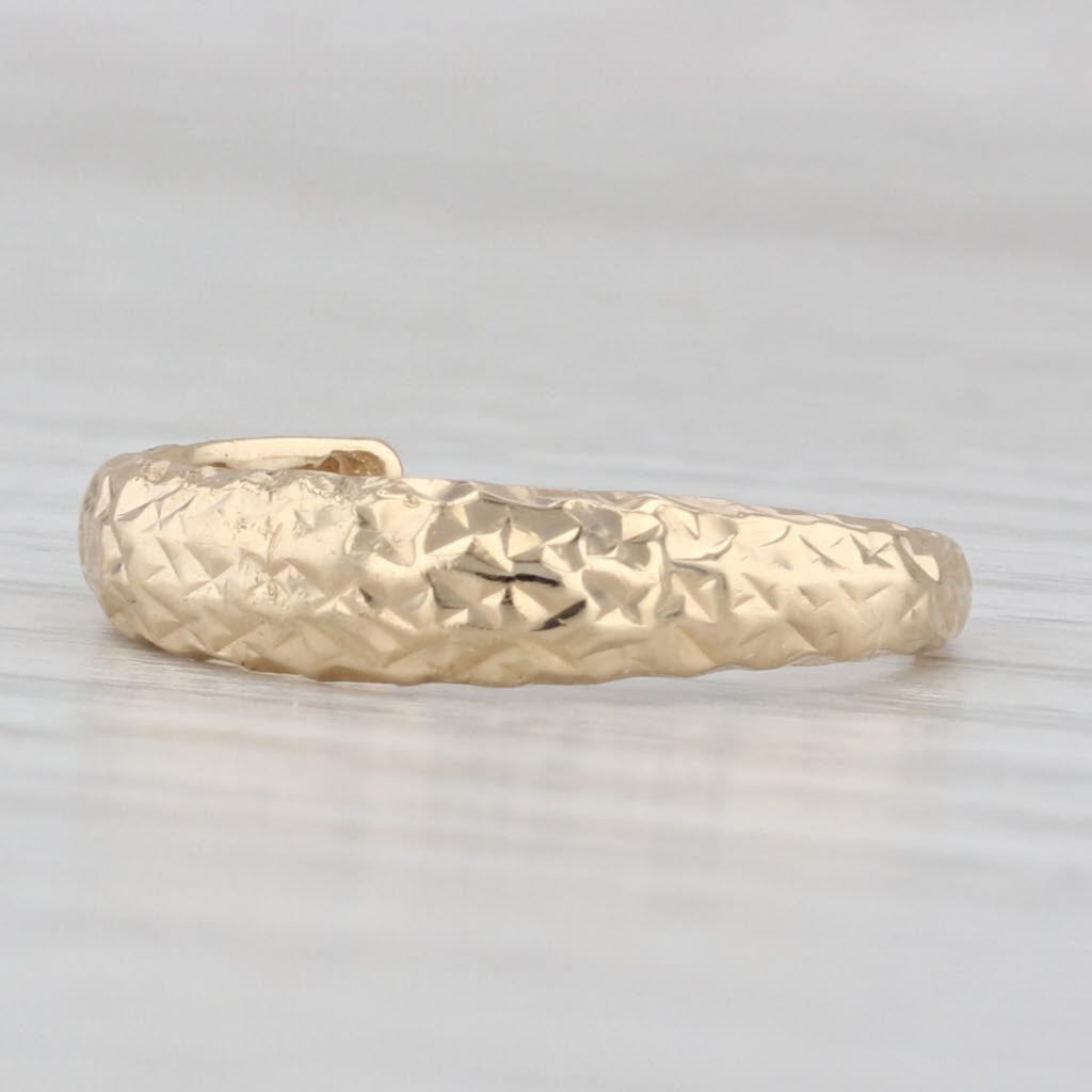 Light Gray Crosshatch Pattern Toe Ring 14k Yellow Gold Adjustable Size Band