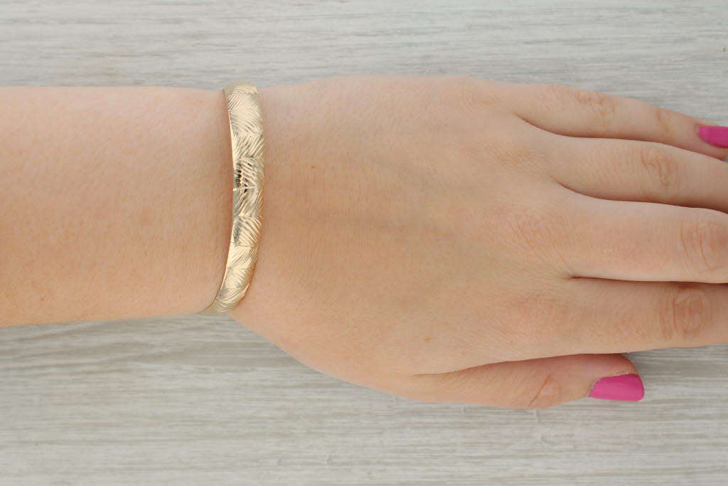Tan Etched Pattern Bangle Bracelet 14k Yellow Gold 7.25" 8.5mm