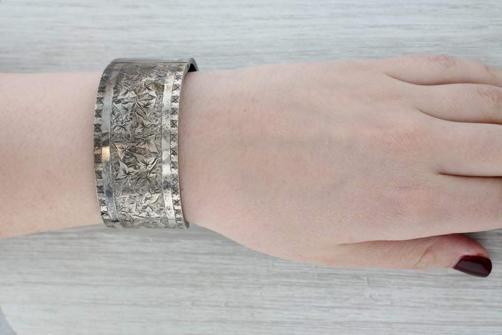 Gray Vintage Floral Etched Bangle Bracelet Silver Wide Band 6.5" 31.3mm