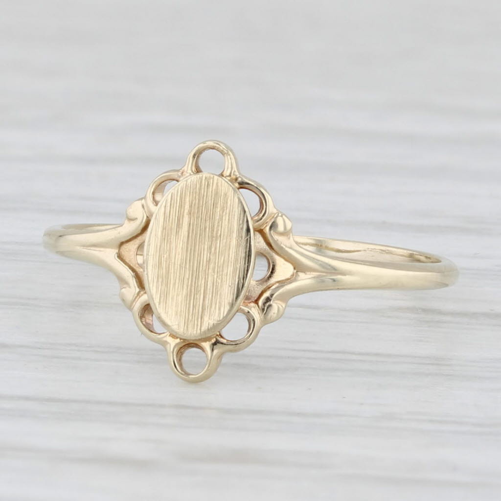 Light Gray Vintage Engravable Signet Ring 10k Yellow Gold Small Size 4