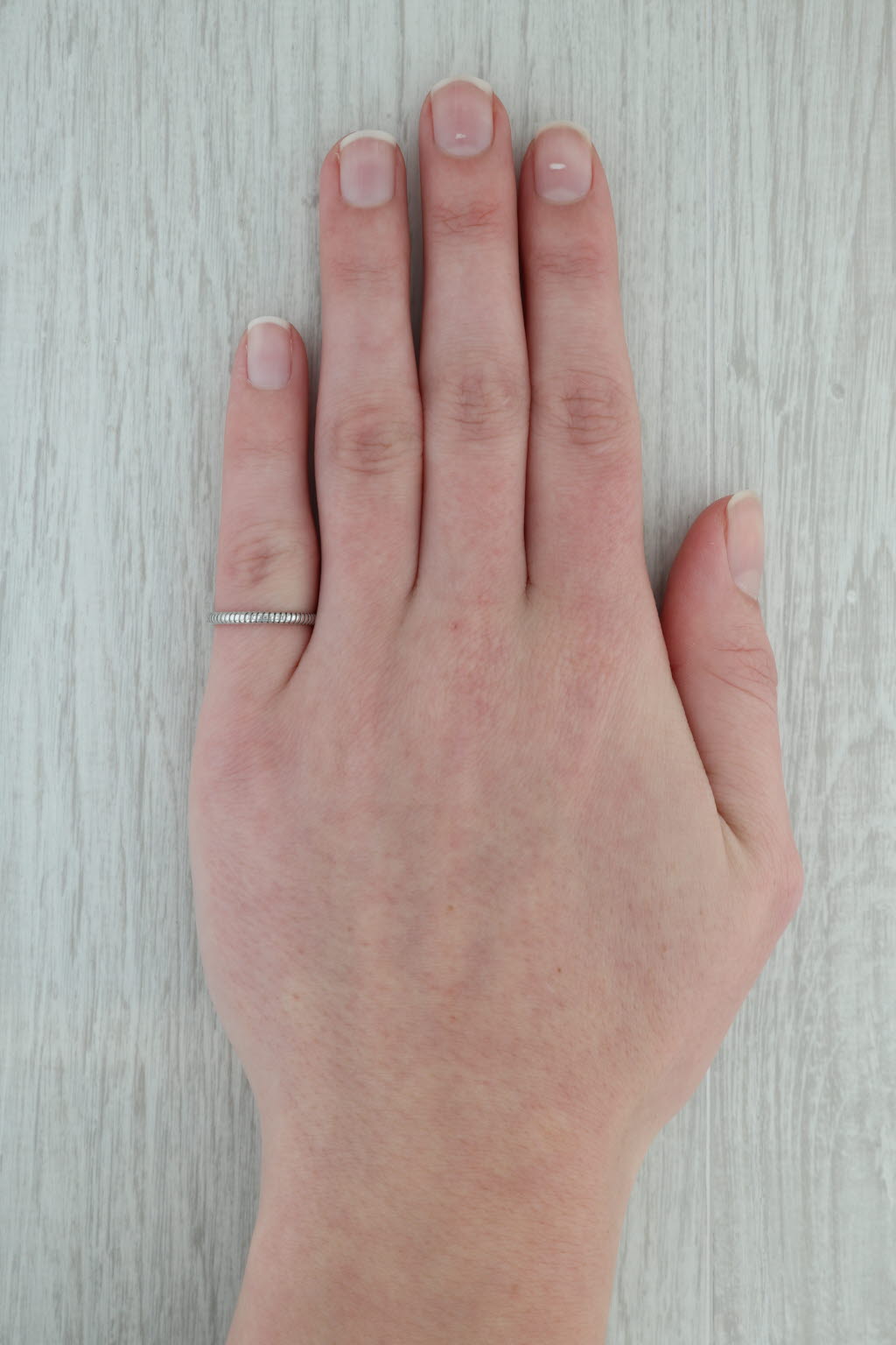 Dark Gray Etched Ridged Ring 14k White Gold Size 5.75 Band