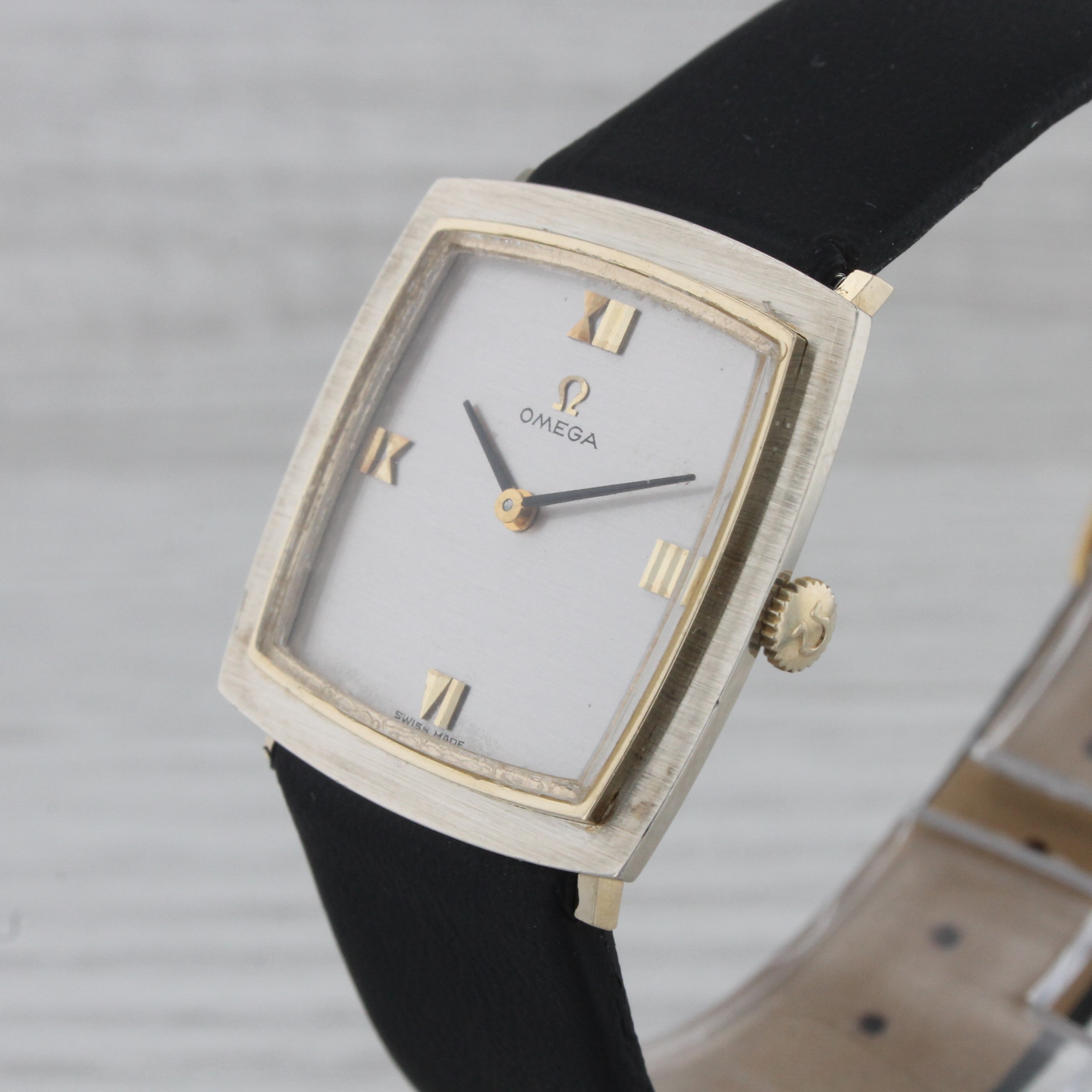 Gray Vintage c.1969 Omega 14k Yellow Gold Square Midsize Manual Watch Modern Roman