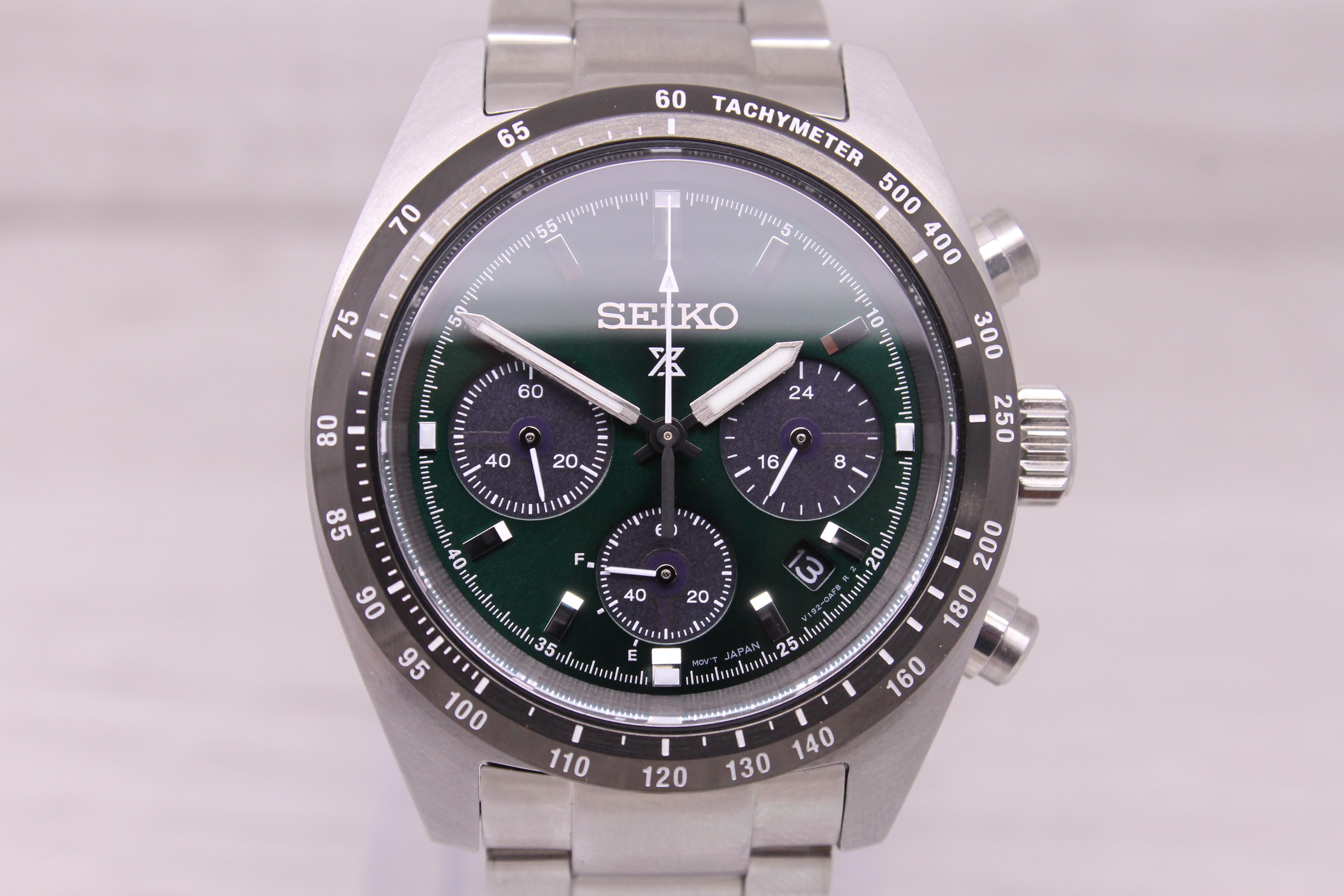 Thistle Seiko SSC933 Mens 39mm Steel Solar Chronograph Watch Green Dial w/ Box Bracelet