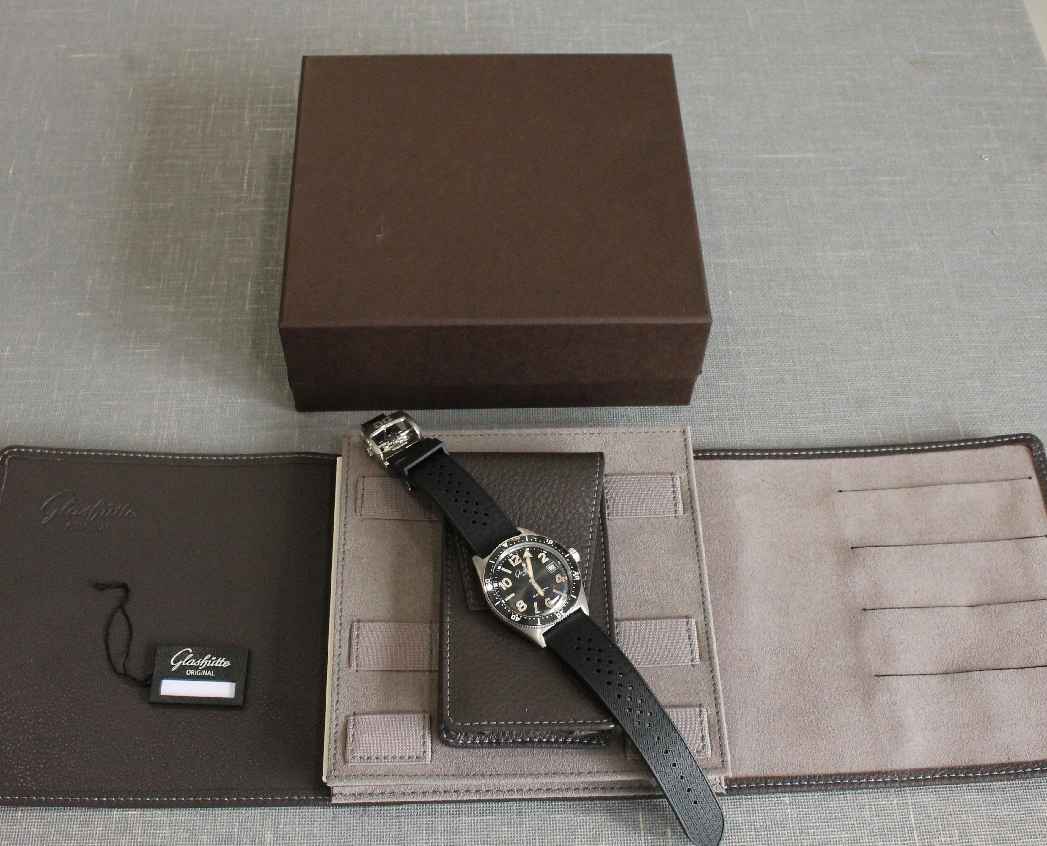 Rosy Brown Glashutte SeaQ Black Automatic Mens Divers Watch w/ Strap & Box 1-39-11-06-80-33