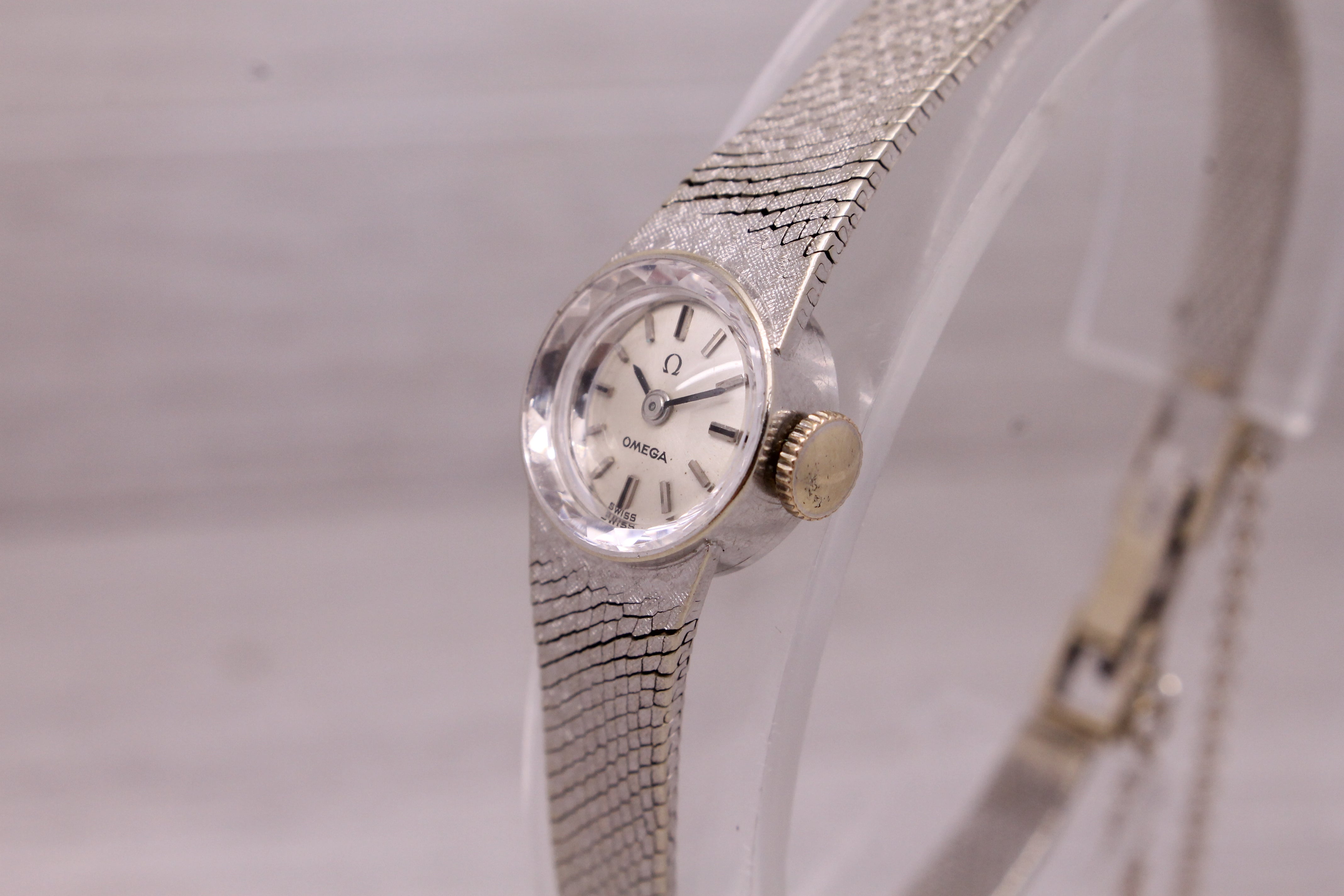 Dark Gray Vintage c.1970 Omega 14k White Gold Ladies Cocktail Bracelet Watch - Serviced -