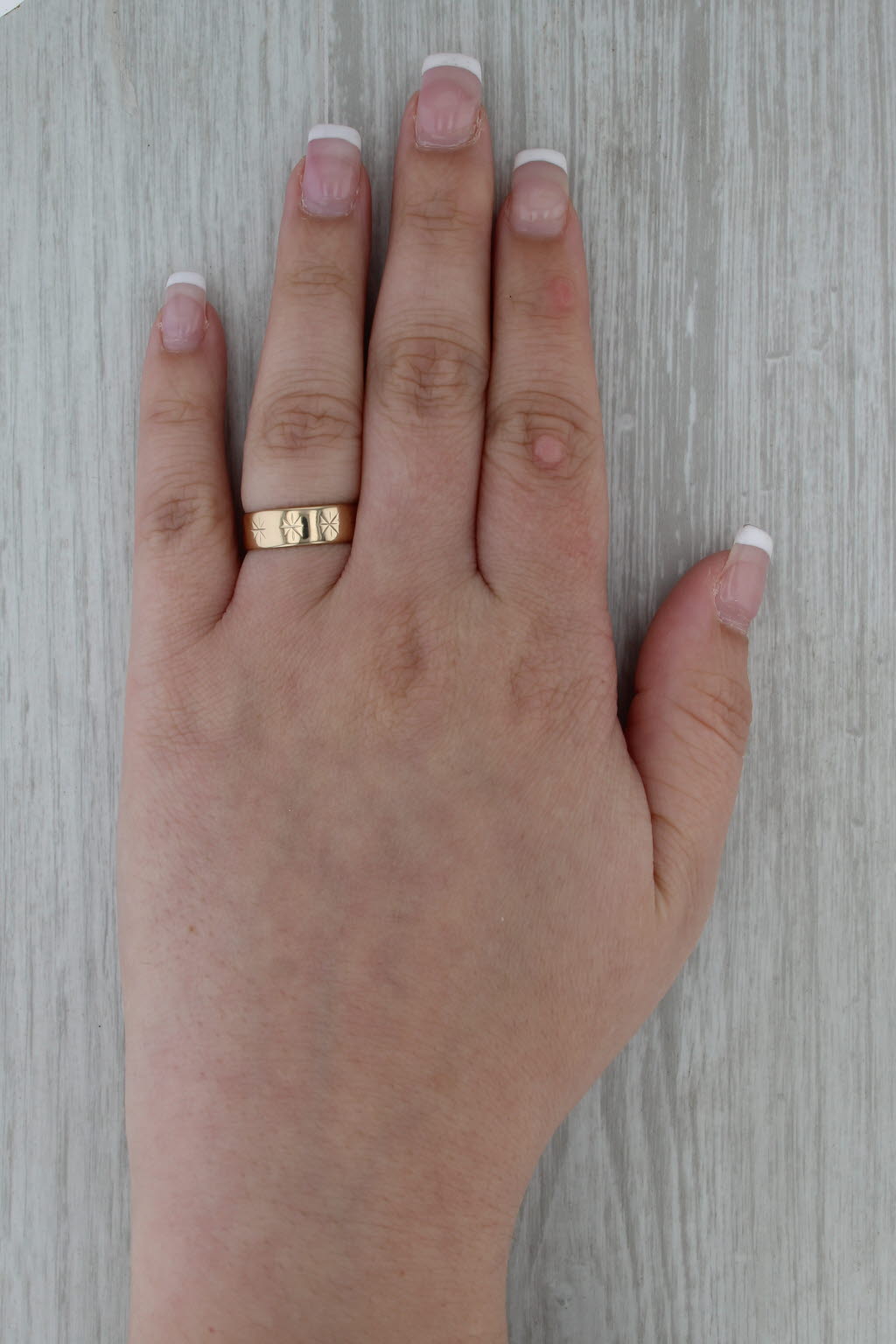 Star Etched Band Ring 14k Yellow Gold Size 7 Stackable 5.8mm