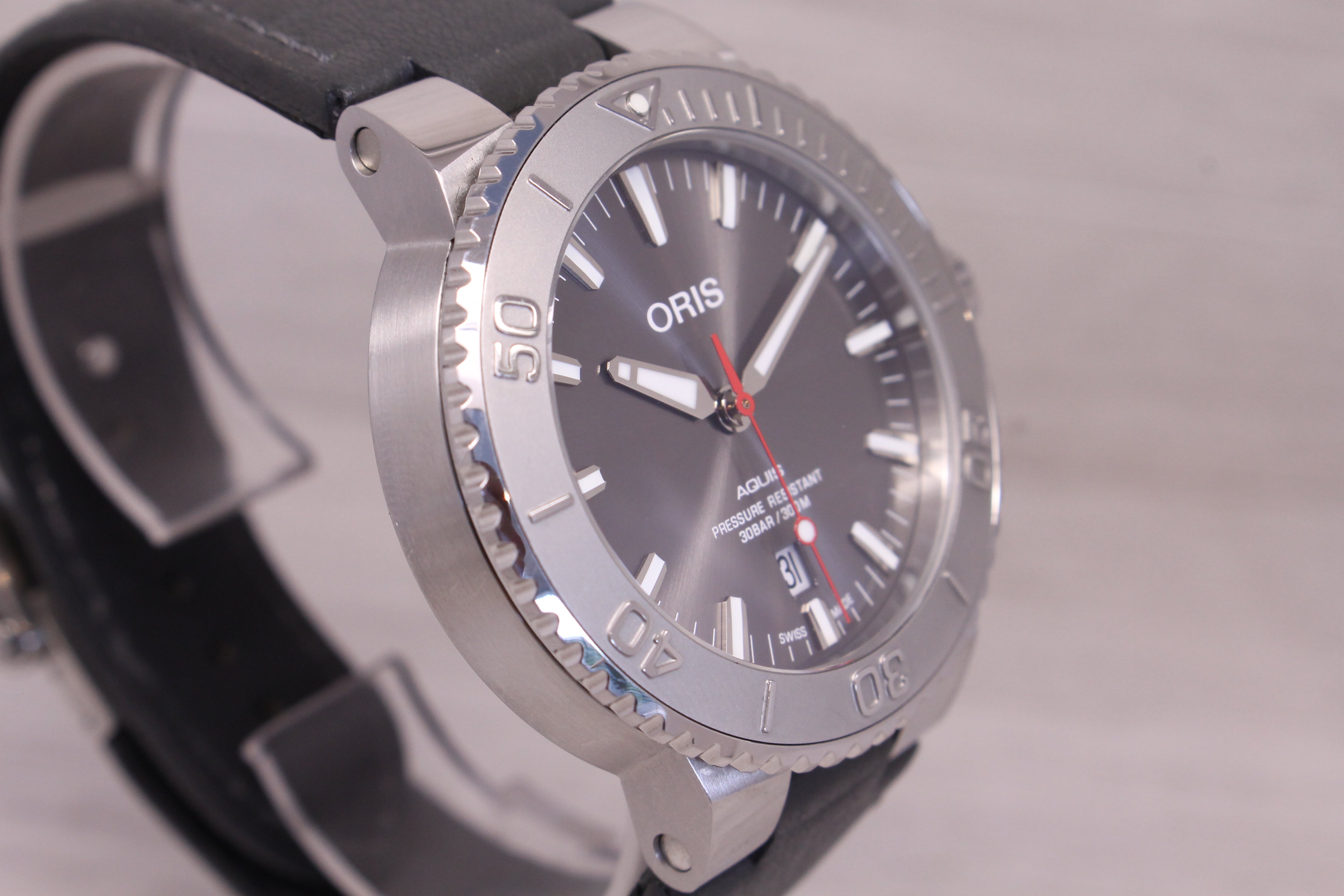 Oris Aquis Date Relief Mens 43.5mm Steel Automatic Divers Watch w/ Leather 7730