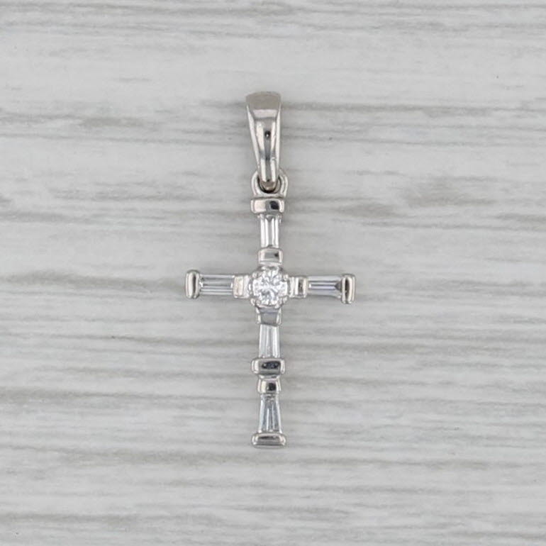 Small 0.15ctw Diamond Cross Pendant 950 Platinum