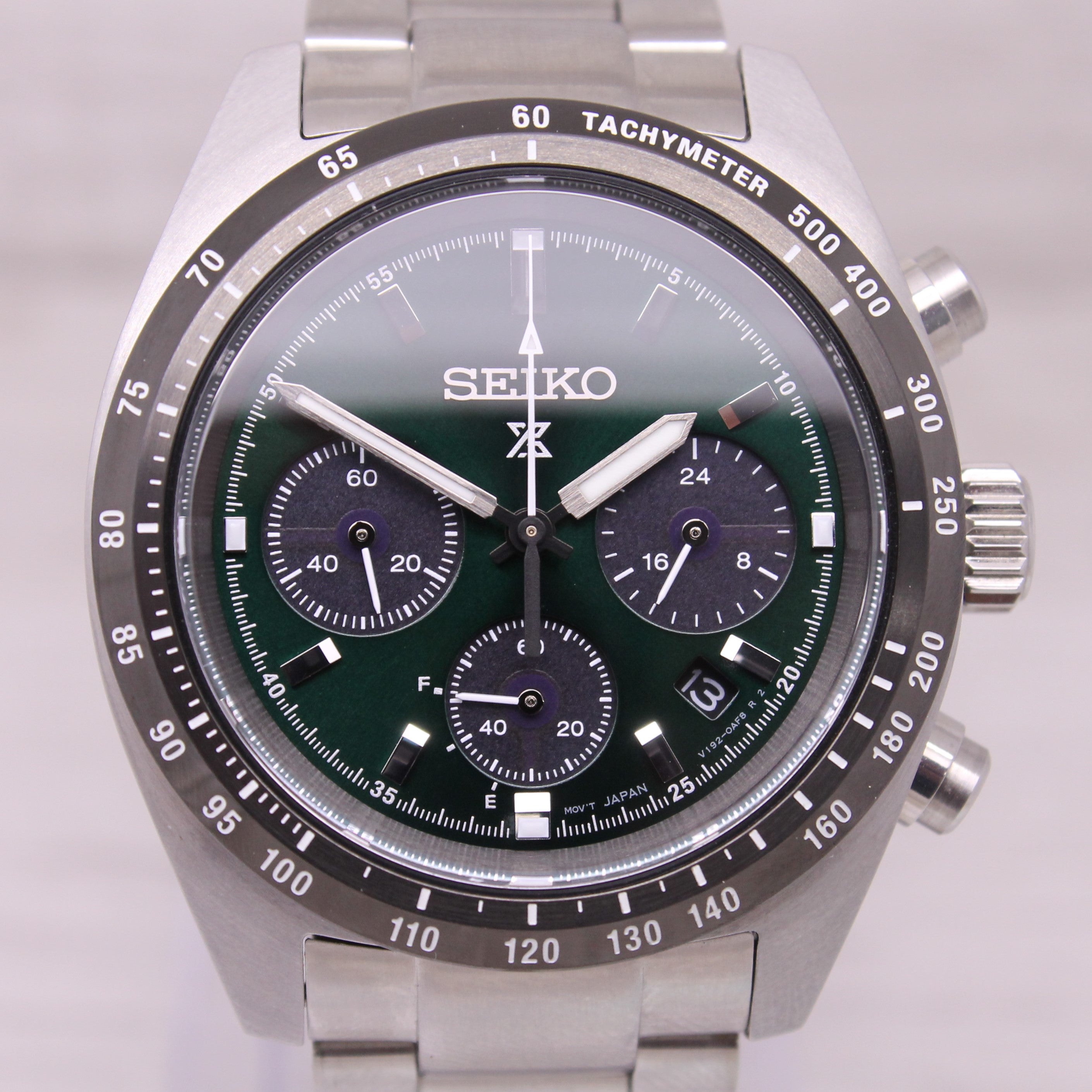 Gray Seiko SSC933 Mens 39mm Steel Solar Chronograph Watch Green Dial w/ Box Bracelet