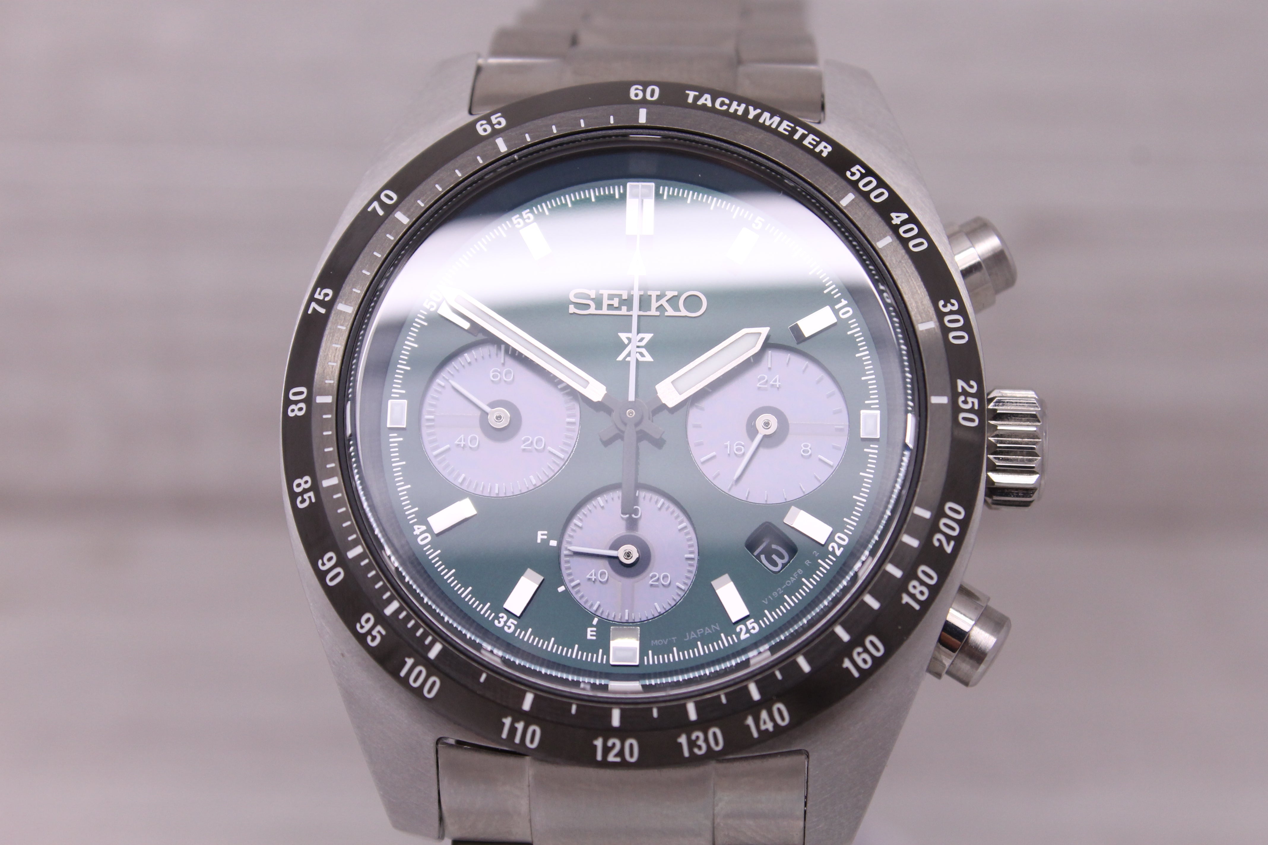 Dark Gray Seiko SSC933 Mens 39mm Steel Solar Chronograph Watch Green Dial w/ Box Bracelet