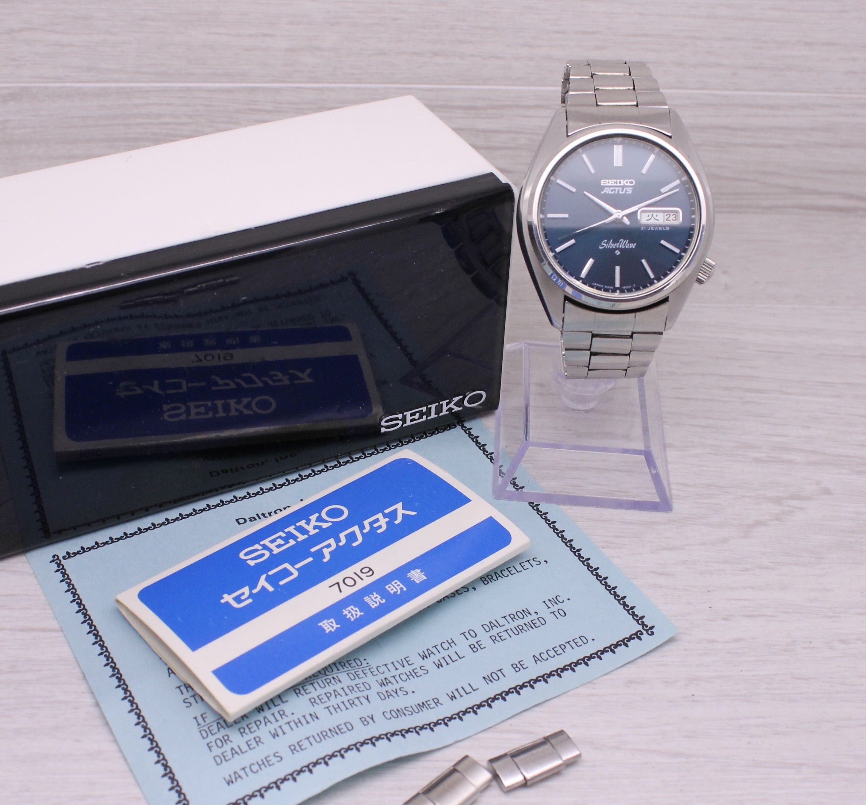 Gray Vintage 1977 Seiko Silverwave Mens 38mm Steel Automatic Watch w Box 6306-8000