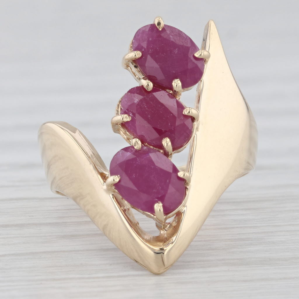 Light Gray 2.54ctw 3-Stone Ruby Cocktail Ring 10k Yellow Gold Size 7 Modernist