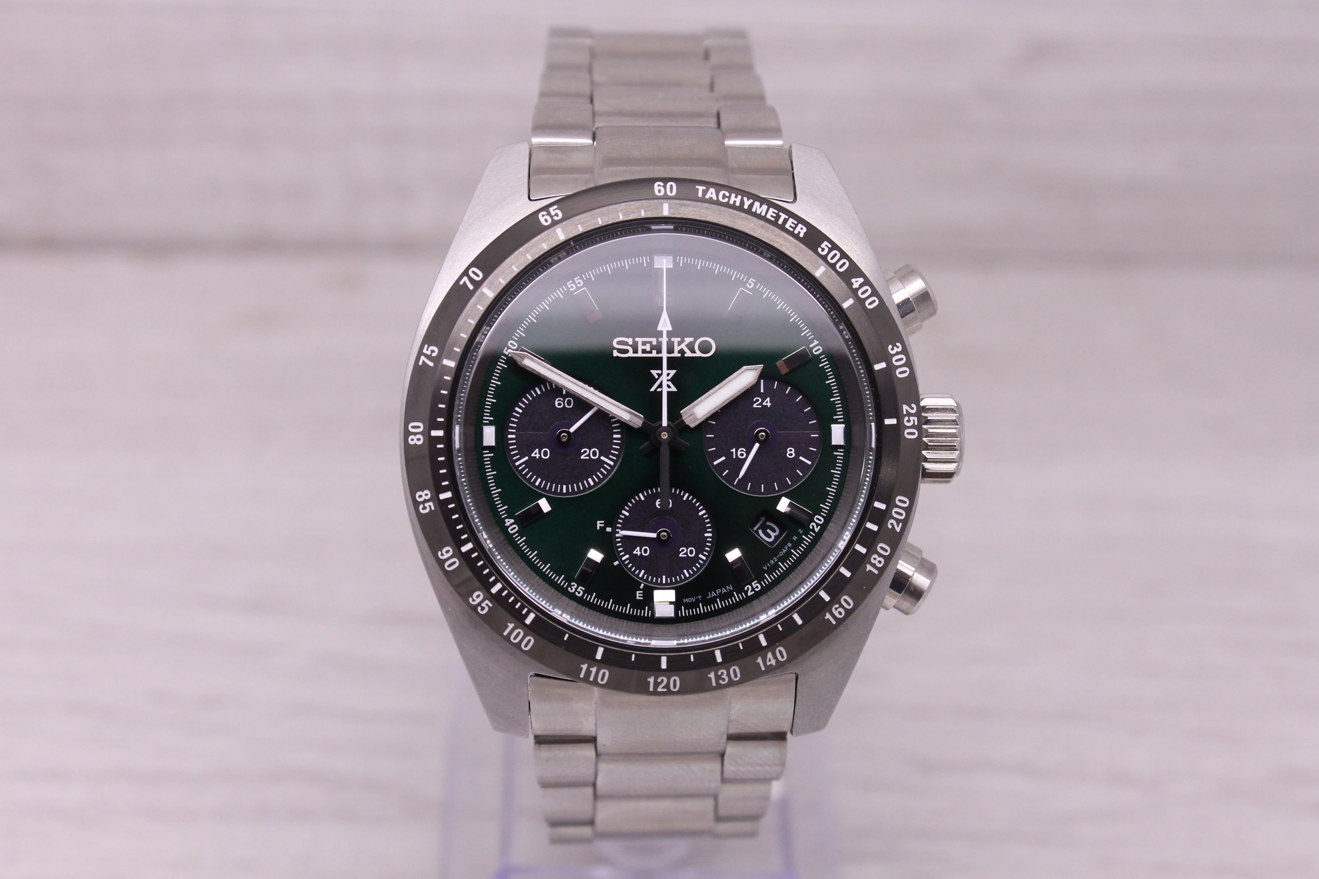 Gray Seiko SSC933 Mens 39mm Steel Solar Chronograph Watch Green Dial w/ Box Bracelet