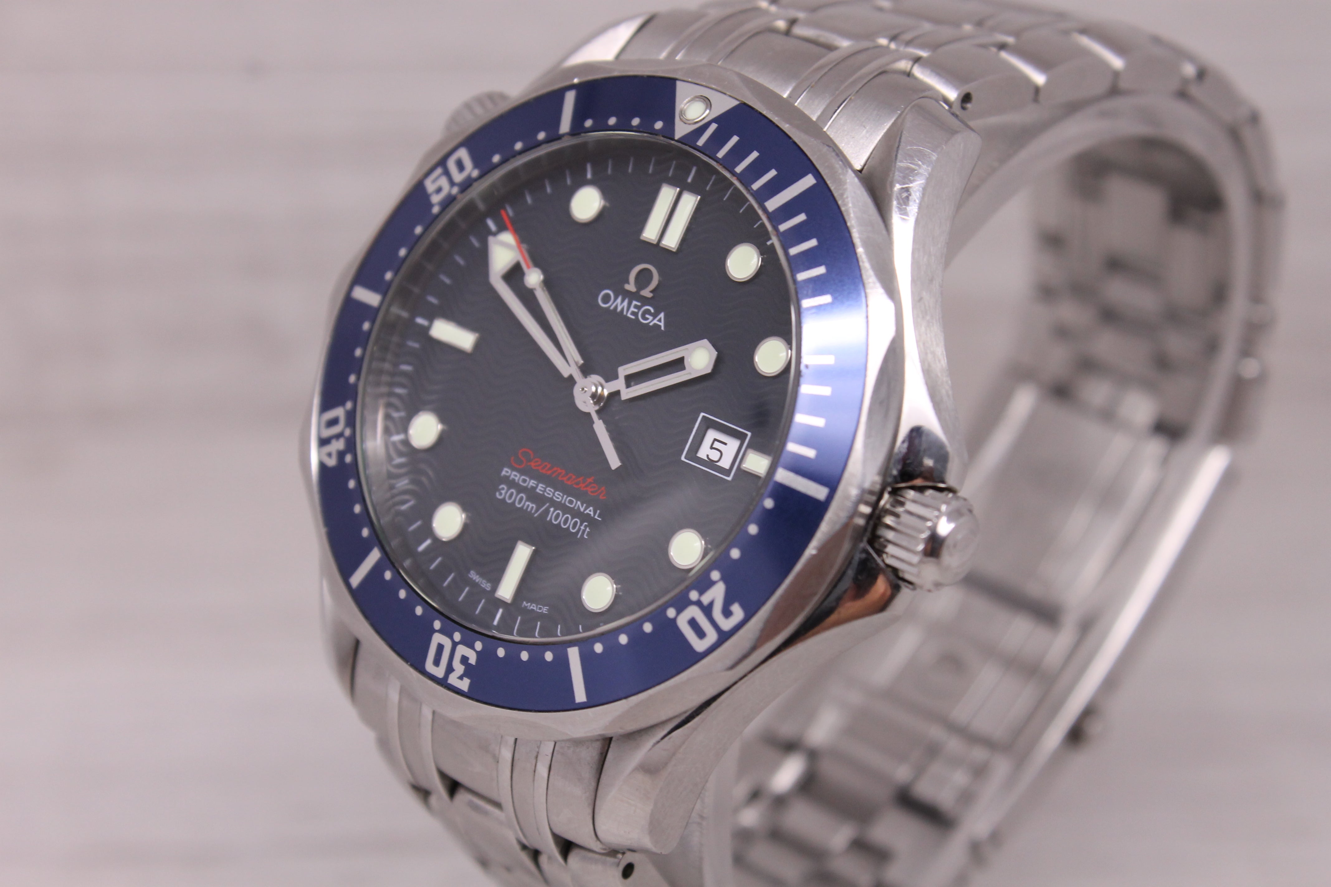 Omega Seamaster Professional 300m 41mm Steel Quartz Diver 2221.80 Blue Wave Red