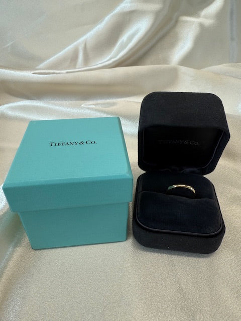 Dark Gray Tiffany & Co Classic 18k Yellow Gold Size 6.5 Ring Boxes Wedding Band