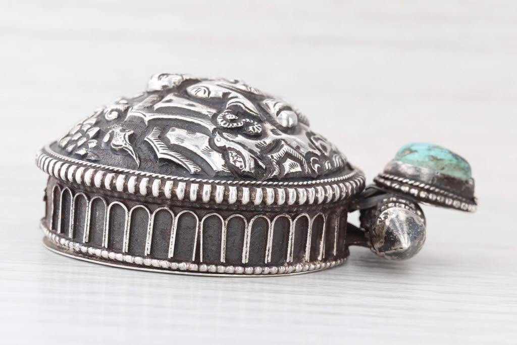 Ornate Asian Vintage Trinket Snuff Box 825 Silver Turquoise Opens Round Tribal