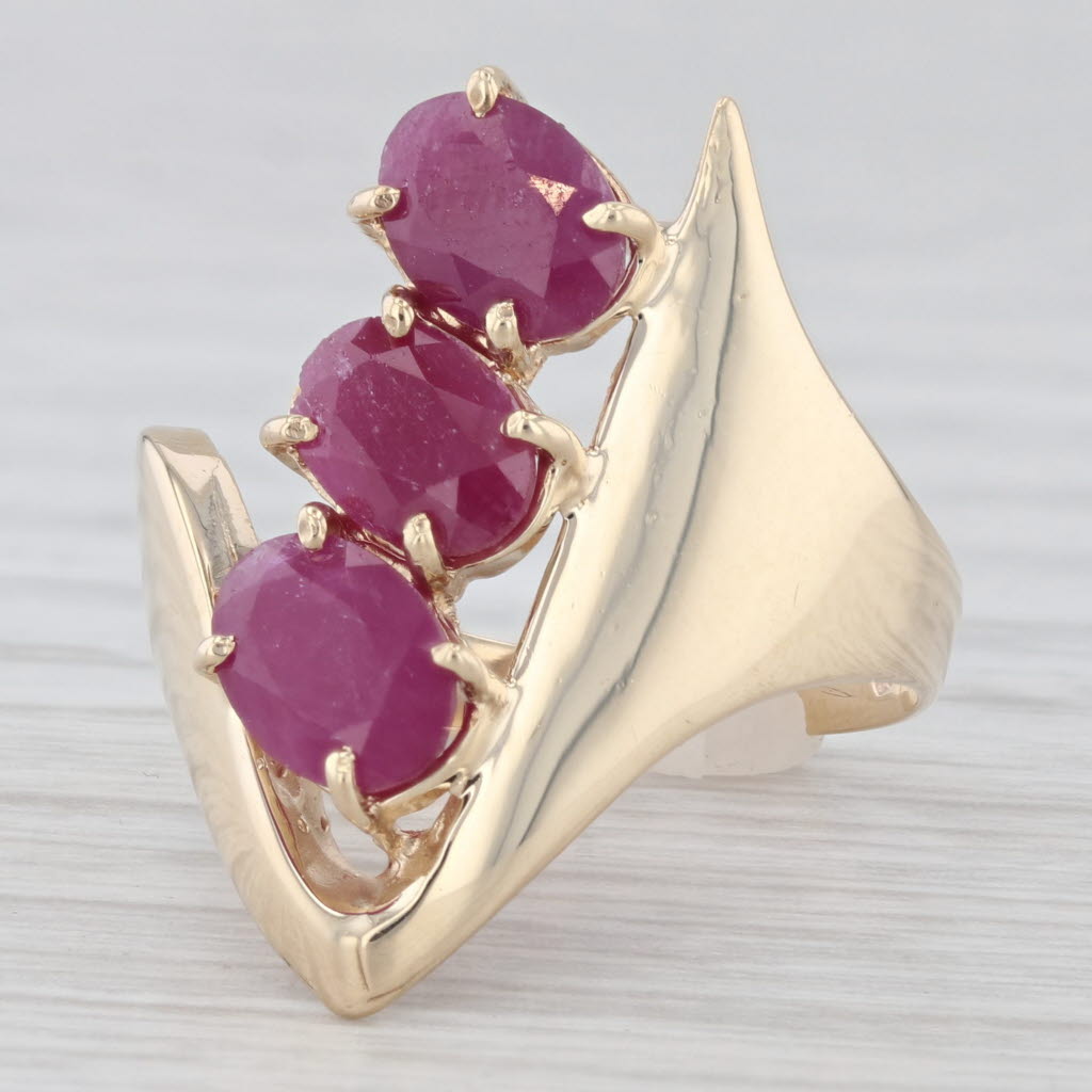 Light Gray 2.54ctw 3-Stone Ruby Cocktail Ring 10k Yellow Gold Size 7 Modernist