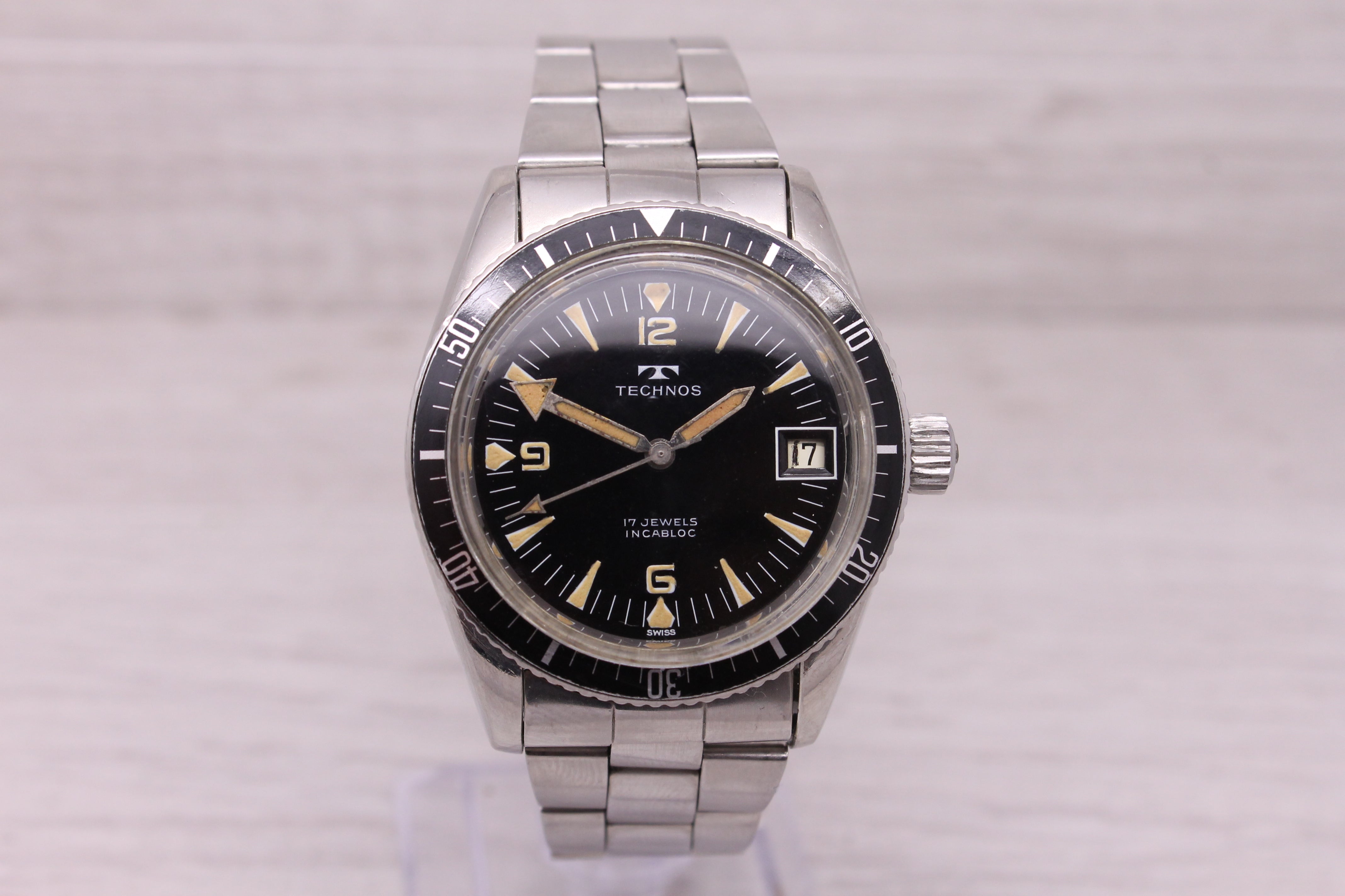 Gray Vintage Technos 37mm Stainless Steel Mens Manual Divers Watch = NICE DIAL =