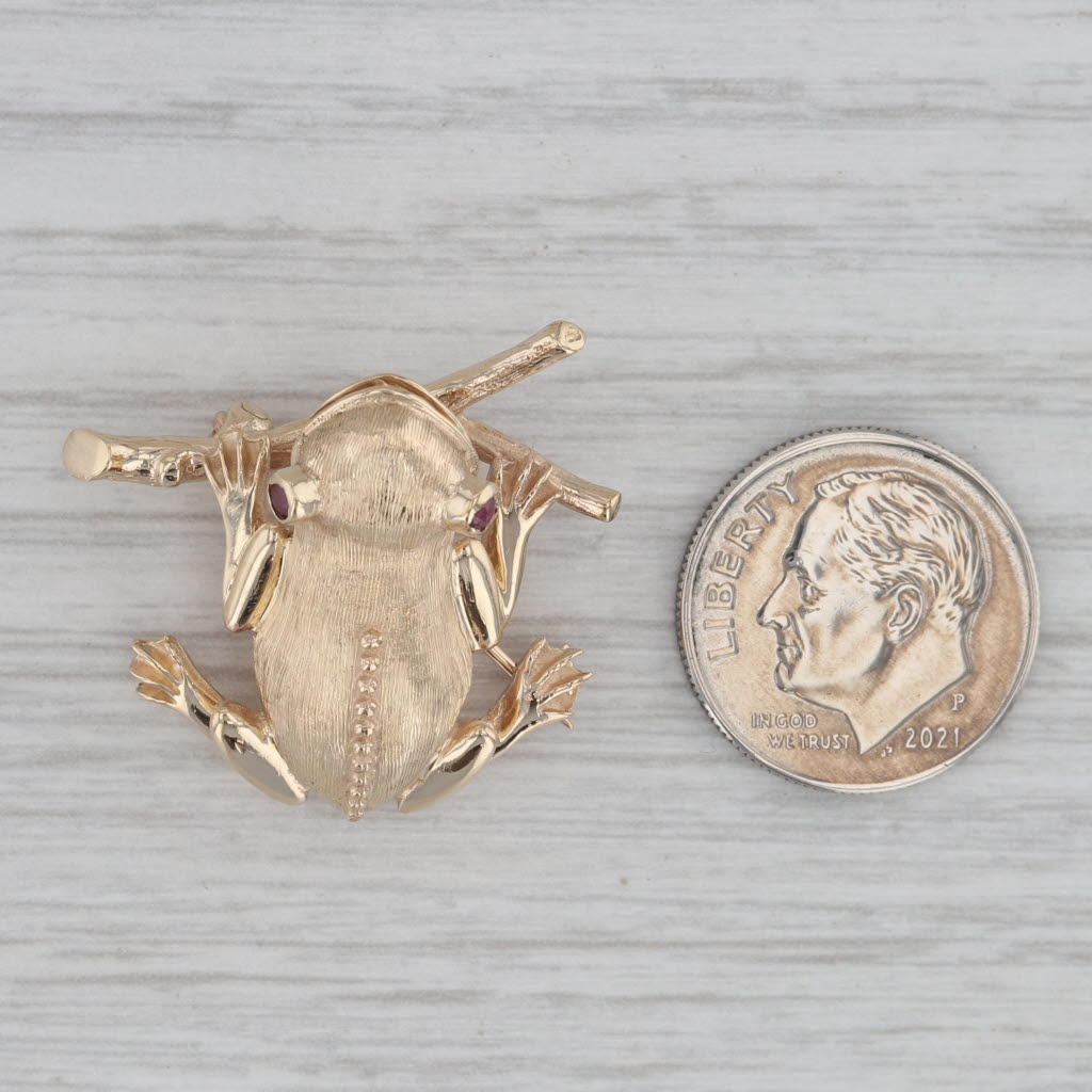 Gray Ruby Eyed Frog Toad on Log Brooch 14k Yellow Gold Pin