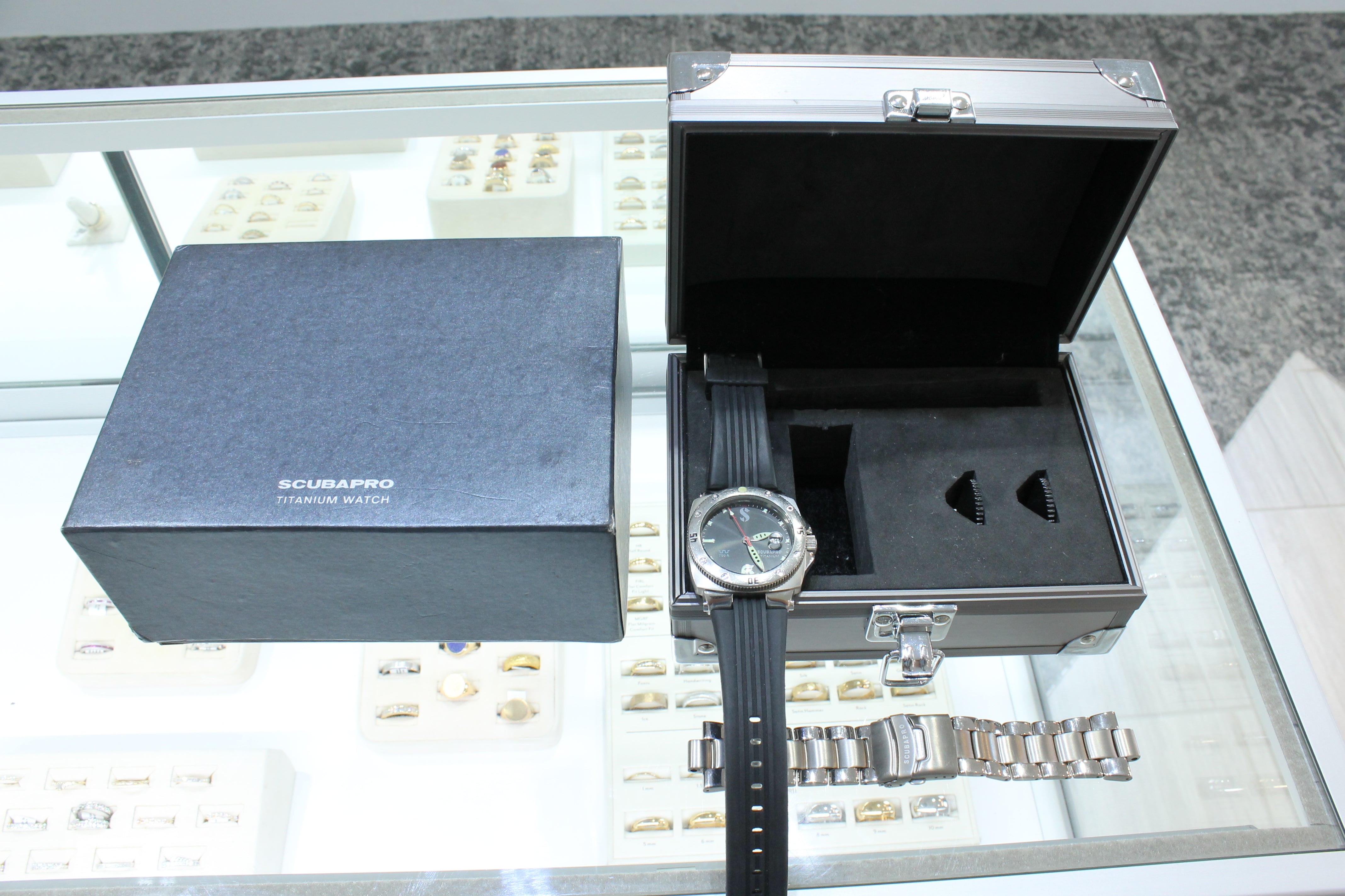 Scubapro 700 Mens 41mm Automatic Titanium Divers Watch w Bracelet Box