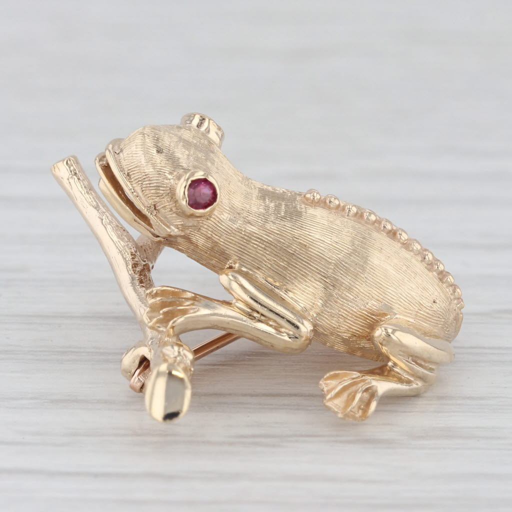 Light Gray Ruby Eyed Frog Toad on Log Brooch 14k Yellow Gold Pin