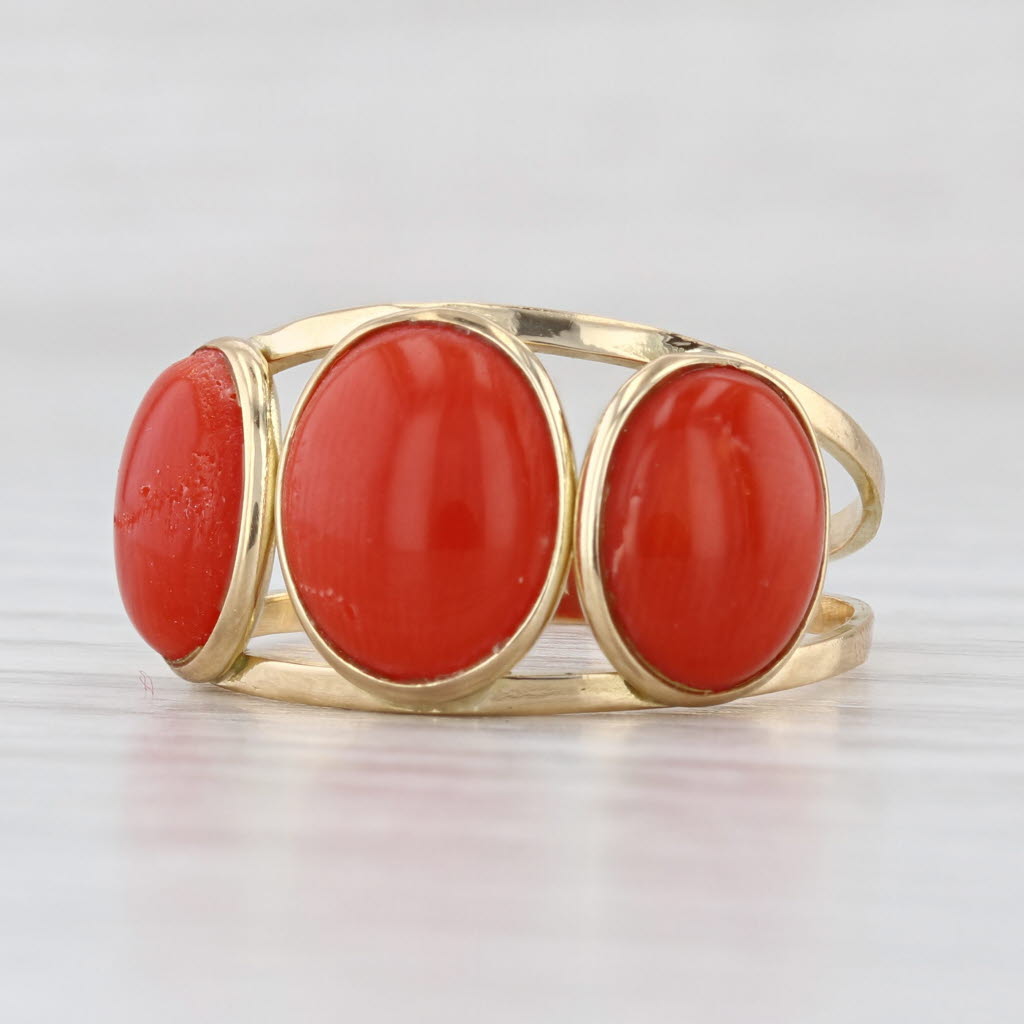 Vintage Oval Cabochon 3-stone Coral Ring 18k Yellow Gold Size 8