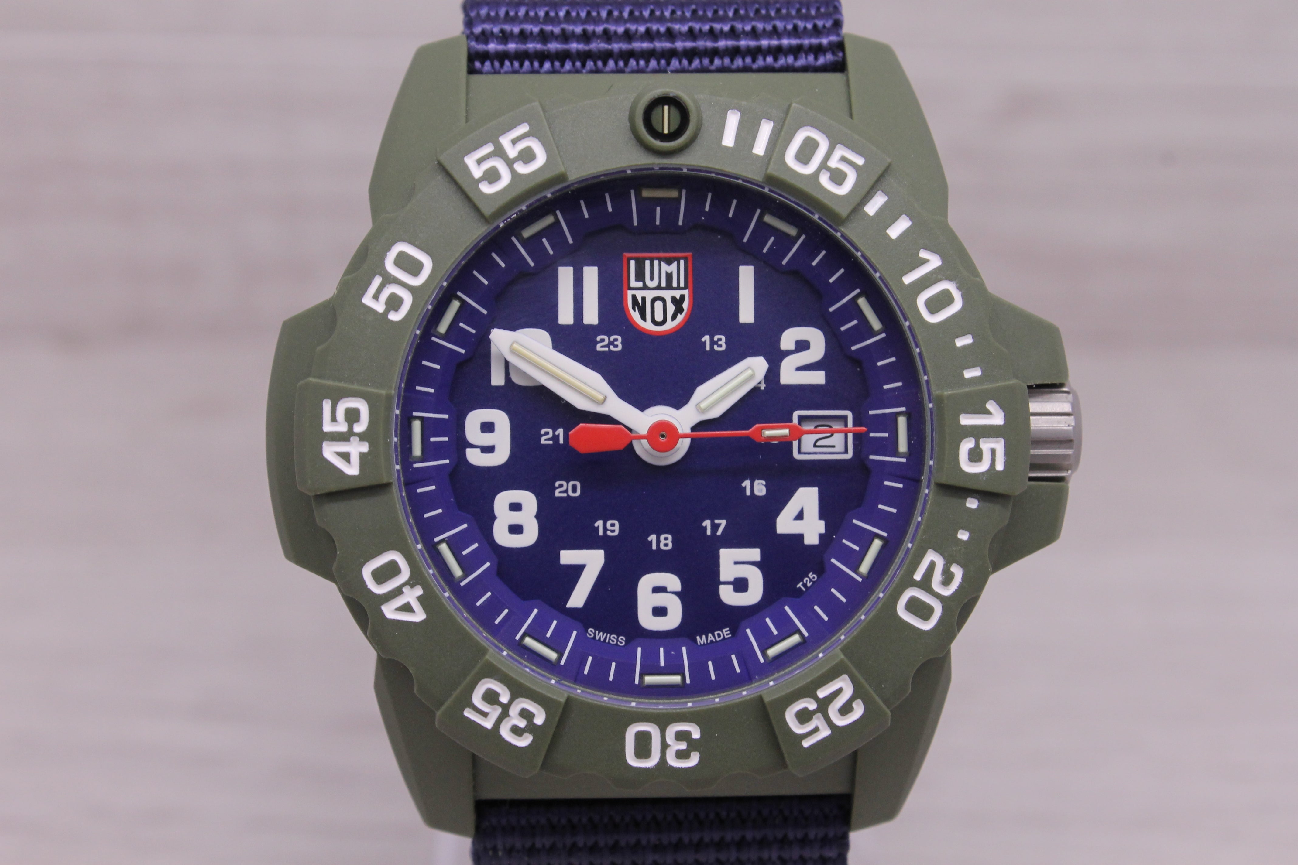 Dark Gray Luminox Series 3500 Navy Seal Men’s Quartz Watch Carbon Fiber 1GBq XS.3503.ND