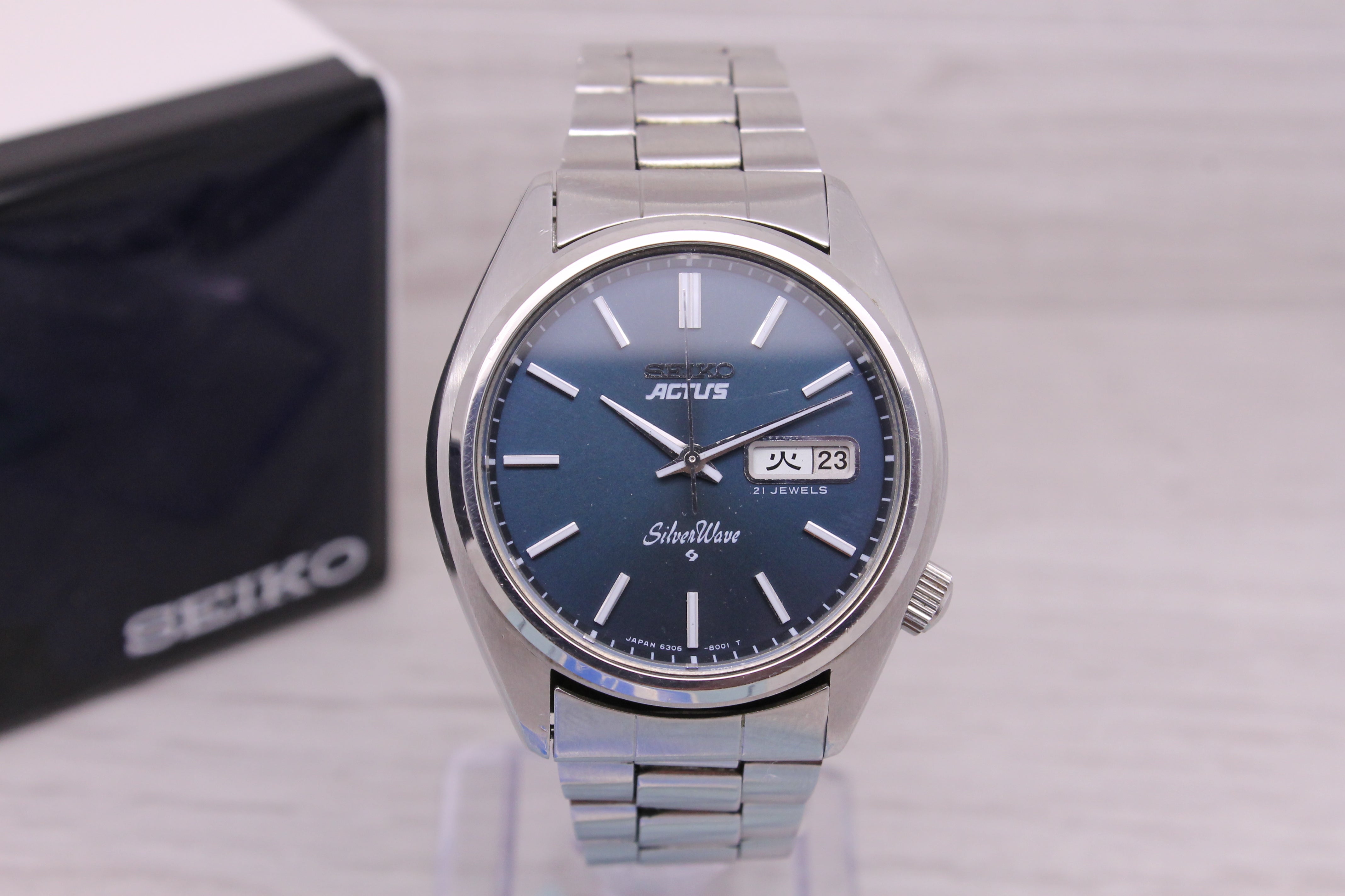 Gray Vintage 1977 Seiko Silverwave Mens 38mm Steel Automatic Watch w Box 6306-8000