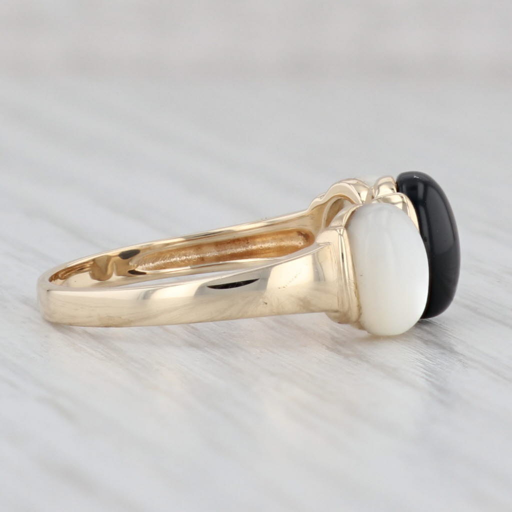 Light Gray Mother of Pearl Onyx 3-Stone Ring 14k Yellow Gold Size 8 Oval Cabochons